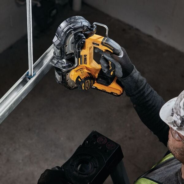 Akumulatorowa pilarka taśmowa Dewalt